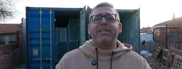 Matías no puede pagar una casa, pero tampoco quiere vivir en una camper. La solución: hacerse un dúplex de contenedores con tutoriales en YouTube