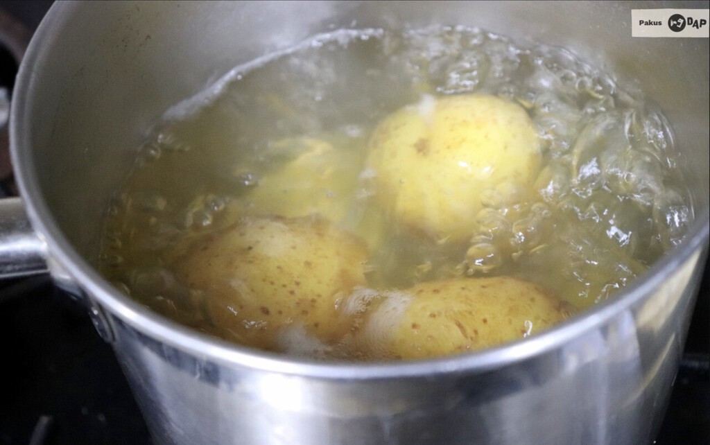 Si herviste papas no tires el agua de cocción porque es un tesoro: 5 formas de aprovecharla