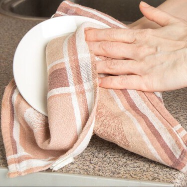 Cómo limpiar los trapos de la cocina para eliminar bacterias y suciedad, según una ingeniera en alimentos