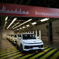 Rusia revive la mítica marca Moskvich y presenta orgullosa su nuevo coche nacional. Spoiler alert: es un SUV chino