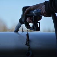 La gasolina, la luz y el gas bajarán de precio a partir del 29 de marzo, según promete el Gobierno