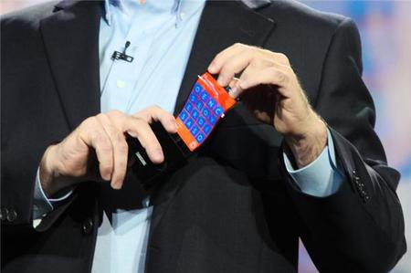 Conoce el prototipo de Samsung con pantalla flexible y Windows Phone 8