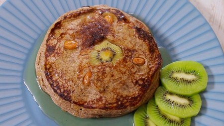 Hot cakes veganos de chocolate con jarabe de maíz y kiwi. Receta fácil para el desayuno