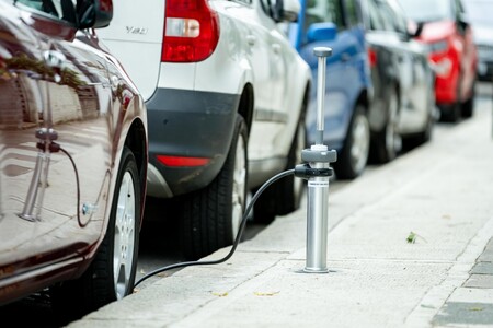 Estos puntos de recarga retráctiles para coches eléctricos se esconden bajo tierra cuando nadie los está usando