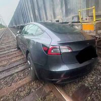 Los coches de Tesla no dejan de colarse en las vías y estamparse contra los trenes. La culpa es del Autopilot FSD y la DGT de EEUU podría limitar su uso