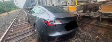 Los coches de Tesla no dejan de colarse en las vías y estamparse contra los trenes. La culpa es del Autopilot FSD y la DGT de EEUU podría limitar su uso