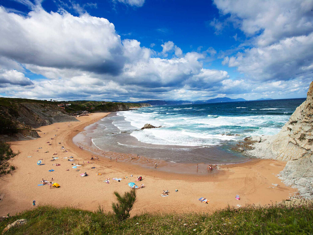 A pocas horas de Madrid: las mejores playas para una escapada exprés de sol, chapuzón y parking fácil este verano