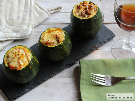 Calabacines redondos rellenos de carne picada al curry Tikka Masala. Receta