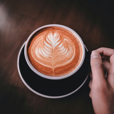 Alcampo ha dejado por menos de 60 euros una cafetera exprés compacta, sencilla, pero que prepara cafés con mucho cuerpo