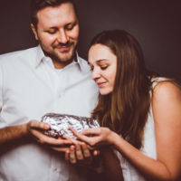 Cansados ante la presión por ser padres se hicieron una sesión de fotos  con su bebé: ¡un burrito!