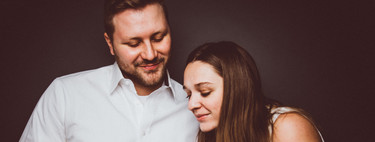 Cansados ante la presión por ser padres se hicieron una sesión de fotos  con su bebé: ¡un burrito!