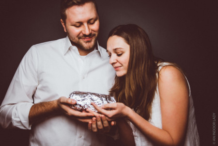 Cansados ante la presión por ser padres se hicieron una sesión de fotos con su bebé: ¡un burrito!