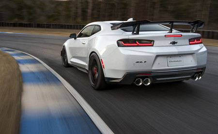 Mira al Chevrolet Camaro ZL1 1LE destrozando Nürburgring con un tiempazo de 7:16. ¡Más rápido que un Enzo!
