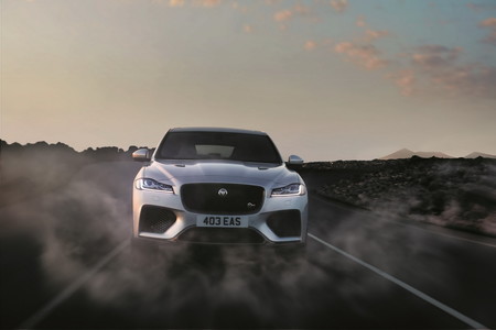 El Jaguar F-Pace SVR ruge con 550 hp para erizarnos la piel