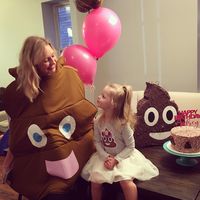 Ni princesas ni superheroínas: esta niña pidió celebrar su cumpleaños con una fiesta temática del emoji de caca