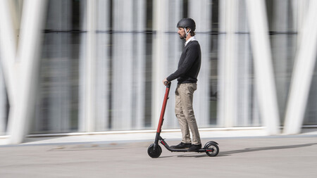 Patinete circulando indebidamente por la acera