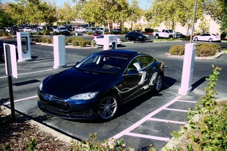 China ya se puede recorrer de Norte a Sur en un Tesla Model S: todo gracias a un particular y al 'crowdfunding'