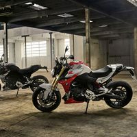 La nueva BMW F 900 R va un paso más lejos con estética renovada y 105 CV, pero con versión para el carnet A2