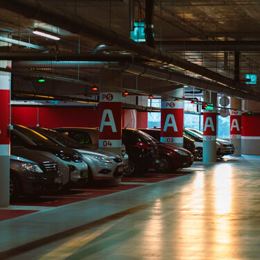 La Ley de Propiedad Horizontal lo confirma: puedes apelar al artículo 9.1 si un propietario aparca dos vehículos en una plaza de garaje 