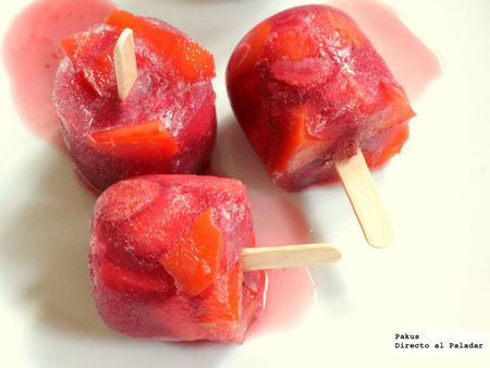 Jugosos polos de sangría con su fruta. Receta