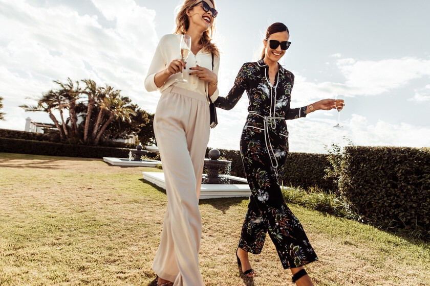 mujeres con estilo caminando