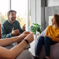 El truco que usan las personas egocéntricas en las conversaciones para atraer la atención: el boomerasking 