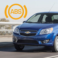 Si tienes un Aveo, un Tsuru u otro auto sin ABS, esto te interesa: hay una reacción especial que debes tomar en emergencias