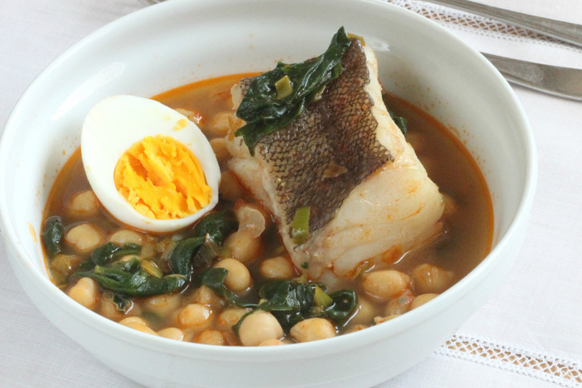 Garbanzos con bacalao y espinacas