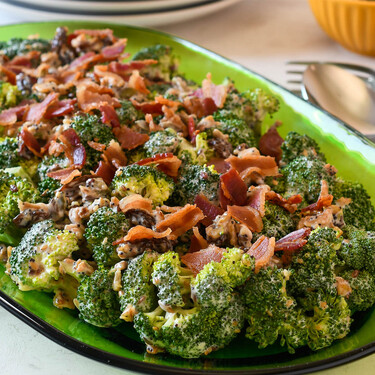 Una ensalada para gobernarlos a todos: la receta fácil con brócoli y beicon que gusta a cualquiera que la prueba 
