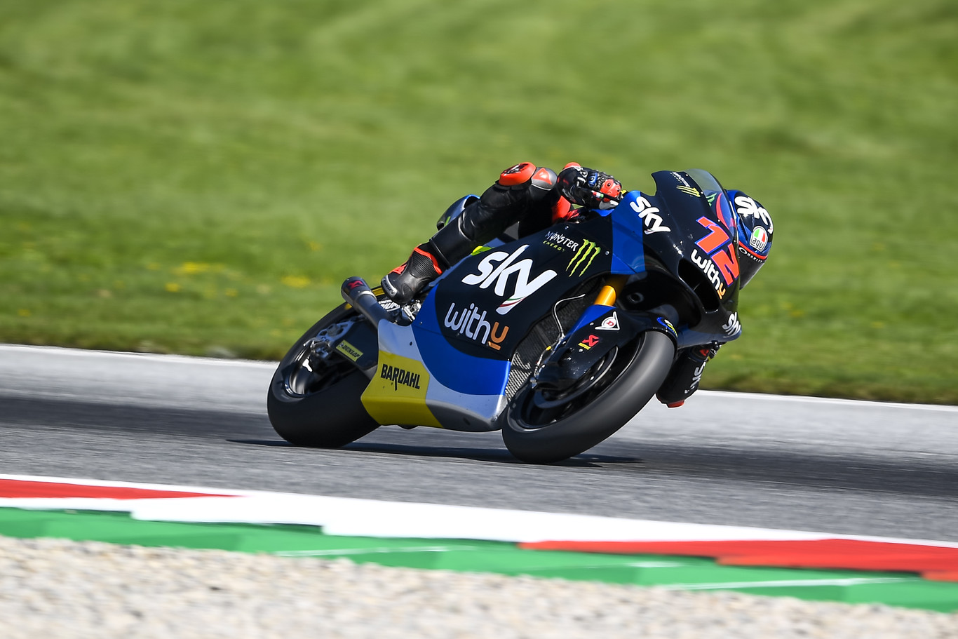 ¡Absurdo! A Jorge Martín le quitan la victoria de Moto2 por pisar el verde y Marco Bezzecchi debuta como ganador