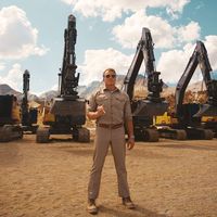 Dolph Lundgren lleva al límite el sistema hidráulico de las excavadoras Volvo en un vídeo insuperable 