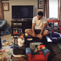 Un padre graba lo que hace por las tardes con su hijo cuando mamá no está en casa (y a ella le encanta)