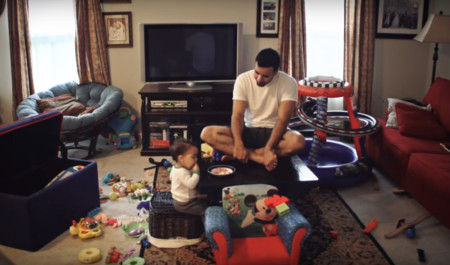 Un padre graba lo que hace por las tardes con su hijo cuando mamá no está en casa (y a ella le encanta)