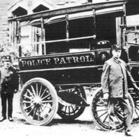 Era eléctrico, lento y pesado, por eso el primer coche de policía con motor apenas valía para recoger borrachos por la calle