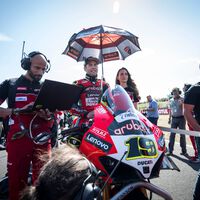 Álvaro Bautista recuperó el terreno perdido y volvió a ganar pese a sus dolencias en la mano: "Aún no estoy al 100%" 