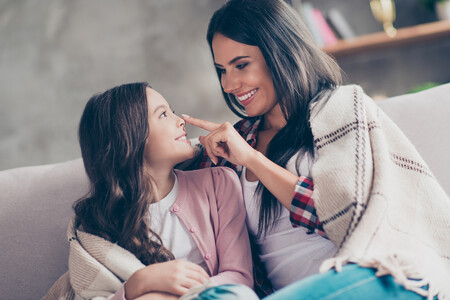 Madre Hija Sentadas Sonriendo Casa Hablando