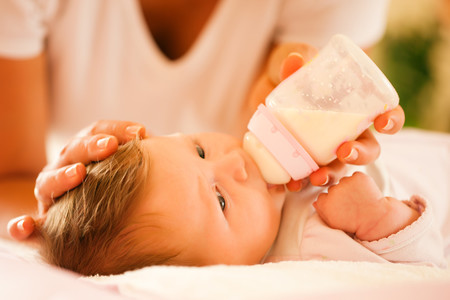 "¿Cómo llega leche contaminada a una consulta de pediatría?", pregunta la madre del bebé que tuvo Salmonela