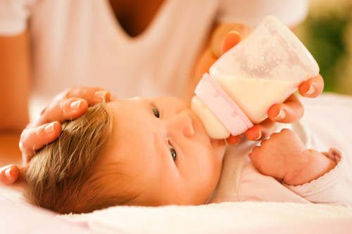 "¿Cómo llega leche contaminada a una consulta de pediatría?", pregunta la madre del bebé que tuvo Salmonela 