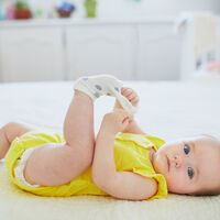 Los nombres súper cortos de tres letras que más triunfan para niños y niñas (y su significado)