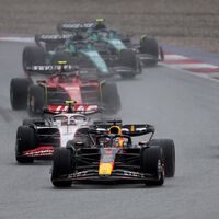 Max Verstappen gana el sprint de Austria bajo la lluvia y Carlos Sainz pesca el primer podio del año