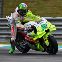 Primera caída de Marc Márquez con la Ducati roja con Franco Morbidelli liderando el segundo día de test de MotoGP