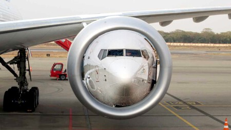 Montagem para ilustrar aproximadamente as proporções entre um GE9X e a fuselagem de um Boeing 737. Imagem | Boeing e Unsplash, Josh Withers)