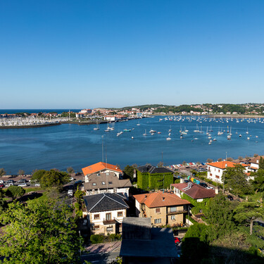 Este es el Parador donde te alojarás en una impresionante fortaleza y parecerá que estás en un cuento por su entorno