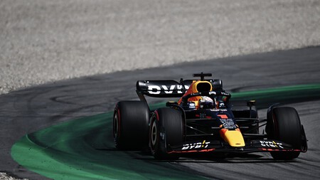Max Verstappen puede con todo: aprovecha otra debacle de Ferrari para ganar en Barcelona y liderar la Fórmula 1
