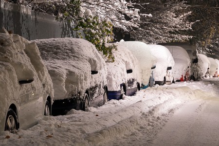 Este espectacular vídeo te cuenta qué puede ocurrir si llevas nieve acumulada sobre el coche, y no es bueno