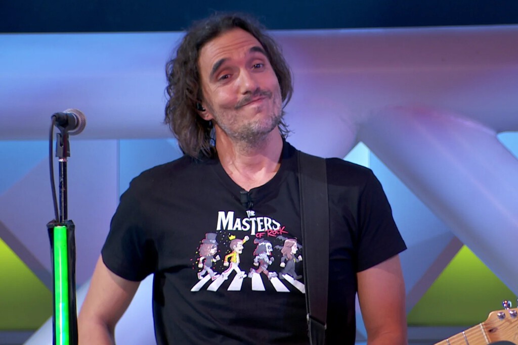 El cantante de 'La Ruleta de la Suerte' flipa en colores con el mensaje más inesperado de una concursante enamorada