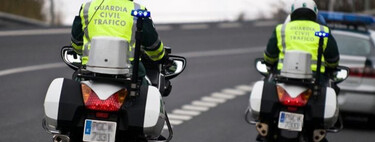 Los motoristas de la Guardia Civil se plantan: denuncian que les obligan a salir en moto incluso cuando preferirían patrullar en coche 