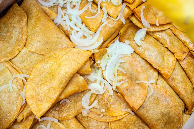 Cómo hacer tacos al vapor de chicharrón: una receta sencilla y deliciosa para el antojo o para la noche mexicana
