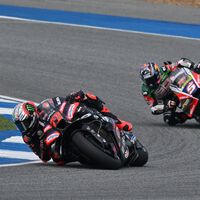 Aprilia asusta en MotoGP. Marco Bezzecchi revienta el récord y Pecco Bagnaia se mete en el primer lío del año 