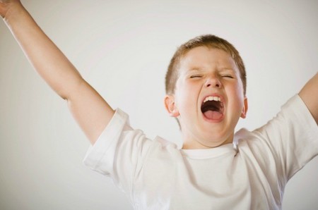 Conectar emocionalmente con los hijos, clave para tratar (y prevenir) problemas graves de comportamiento en la infancia